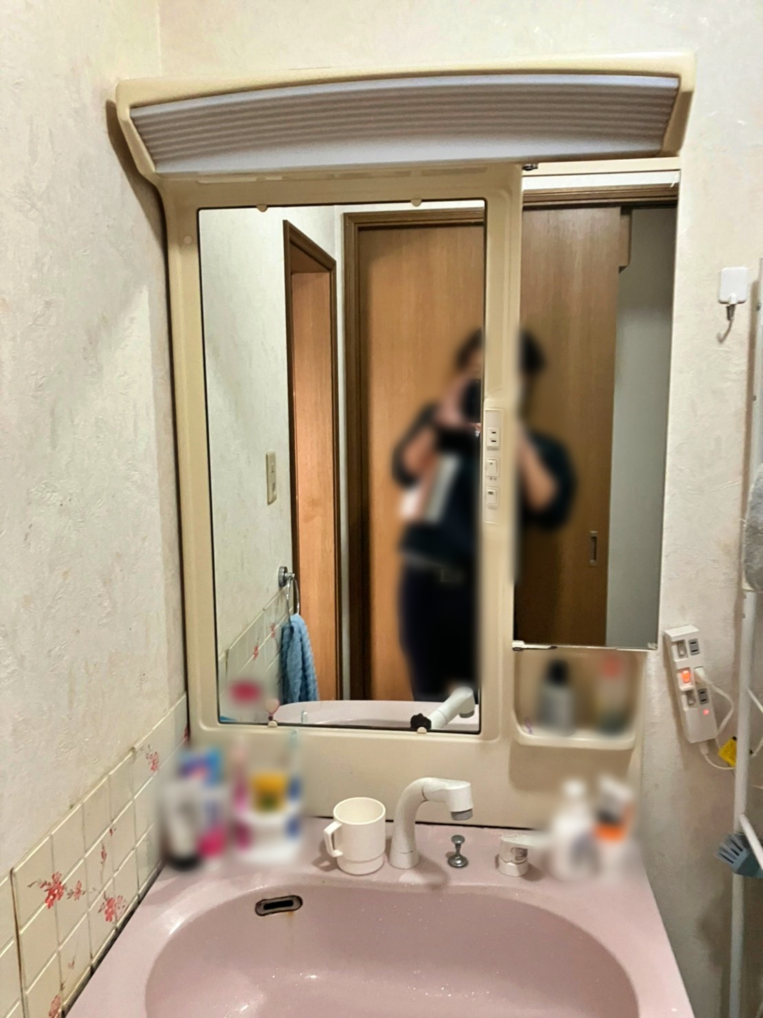収納たっぷり、お掃除ラクラクな壁水栓の洗面化粧台
